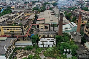 Khu vực đường Nguyễn Trãi một số nhà máy vẫn đang hoạt động dù luôn có tên trong danh sách các cơ sở ô nhiễm. Ảnh: Ngọc Thành