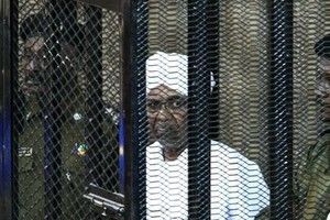 Cựu tổng thống al Bashir ngồi sau song sắt trong phiên tòa xét xử hôm 31/8. Ảnh: AFP.