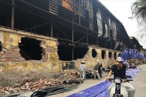 Người dân khó chịu khi đi qua khu vực cháy. Ảnh: Nguyễn Hà.