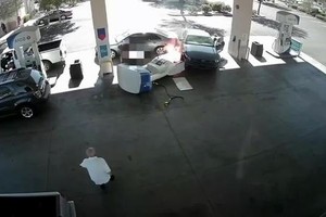 Tài xế định drift trong trạm xăng, ôtô cháy rụi