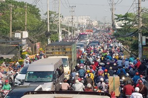 Đường về miền Tây kẹt không lối thoát, lái xe cắn hạt dưa giữa quốc lộ