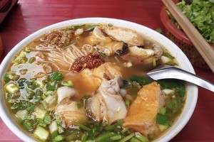 Bát bún riêu ốc, đậu ngày thường 30.000 - 35.000 đồng tăng giá lên 55.000 đồng. Ảnh: Trung Quang.