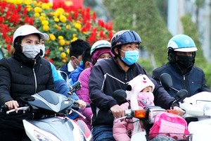 Người dân đeo khẩu trang khi tham gia giao thông ở Hải Phòng. Ảnh: Giang Chinh.