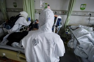 Các bác sĩ mặc đồ bảo hộ chăm sóc bệnh nhân ở khu cách ly thuộc một bệnh viện ở Vũ Hán hôm 6/2. Ảnh: Reuters.