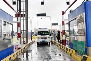 Xe cấp cứu bị dừng để kiểm tra tại trạm thu phí phía nam thành phố Ôn Châu, tỉnh Chiết Giang hôm 6/2. Ảnh: Washington Post.