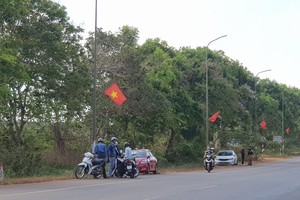 Nhiều nơi lập chốt giao dịch ngay bên vỉa hè (Ảnh: Trọng Tín).