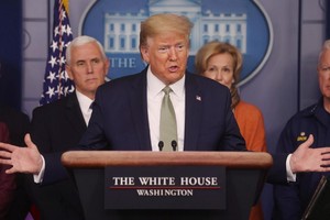 Lãnh đạo đảng Cộng hòa tại Thượng viện Mitch McConnell cho biết cơ quan này sẽ duyệt chi gói ngân sách khẩn cấp trị giá nhiều tỷ USD được Hạ viện Mỹ thông qua hồi tuần trước, khẳng định Thượng viện Mỹ sẽ không nghỉ cho tới khi phê duyệt các khoản tiền giải cứu nền kinh tế.
Ngân sách khẩn cấp giúp chi trả tiền nghỉ ốm có lương cho người lao động, mở rộng khoản trợ cấp thất nghiệp và cung cấp gần một tỷ USD để bảo đảm lương thực cho trẻ em, người cao tuổi và nhiều nhóm dân cư trong quá trình ng