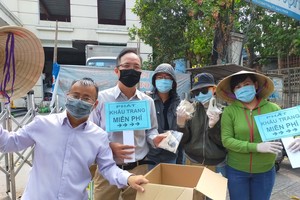 Anh Nguyễn Chi Thanh (trái) cùng đội ngũ công ty ra đường phục vụ cộng đồng.