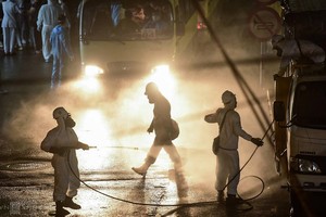 Hơn 100 chiến sĩ khử khuẩn Bệnh viện Bạch Mai