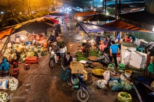 Hoạt động mua bán tại chợ đầu mối Long Biên (Hà Nội) lúc rạng sáng ngày 8/3. Ảnh: Thanh Huế.