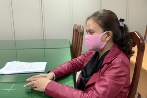 Bà Hiền làm việc với cảnh sát sáng nay. Ảnh: Quốc Thắng.