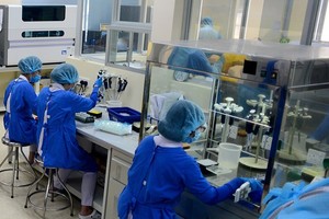 Mẫu xét nghiệm bệnh phẩm của phi công người Anh dương tính trở lại với SARS-CoV-2 sau 3 ngày liên tiếp âm tính.