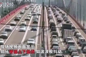 Cầu treo 'rung lắc' như sóng biển