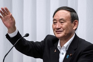 Chánh văn phòng nội các Yoshihide Suga vẫy tay sau cuộc tranh luận về bầu cử lãnh đạo đảng Dân chủ Tự do ở trụ sở đảng tại Tokyo hôm 9/9. Ảnh: Reuters.