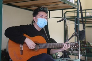 Khiêu vũ, đọc sách... ngày cận Tết ở khu cách ly Hà Nội