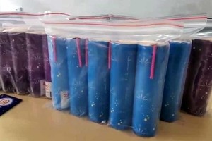 Người Hà Nội đổ xô mua pháo hoa, cửa hàng tạm đóng cửa sau vài giờ mở bán