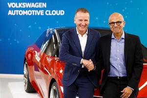 CEO Herbert Volkswagen Diess (trasi0 và CEO Microsoft Satya Nadella. (Ảnh: Reuters).
