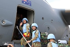 Các nữ bác sỹ Bệnh viện Dã chiến cấp 2 số 1 lên đường sang nhận nhiệm vụ tại Nam Sudan, tham gia hoạt động gìn giữ hòa bình của Liên hợp quốc (15/10/2018). (Ảnh: Xuân Khu/TTXVN).