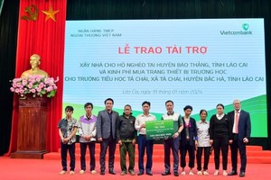 Ông Lê Hoàng Tùng - Phó tổng giám đốc Vietcombank (thứ 5 từ phải sang) cùng ông Đặng Việt Hùng – Bí thư Chi bộ, Giám đốc Vietcombank Lào Cai (ngoài cùng bên phải) trao biểu trưng số tiền 300 triệu đồng cho 6 hộ gia đình khó khăn tại huyện Bảo Thắng.