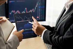 Chú ý tới các nhóm ngành bán lẻ, chứng khoán, ngân hàng, dệt may và cảng biển