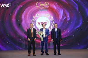 Ông Lý Đắc Dũng - Giám đốc Khối Tư vấn Đầu tư VPS (giữa), đại diện VPS nhận giải thưởng Dịch vụ Môi giới Tài chính tiêu biểu 2024