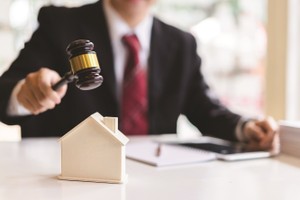 Việc công khai thông tin đấu giá đất chưa được tuân thủ nghiêm.