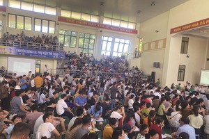 Những phiên đấu giá đất gần đây thu hút lượng lớn người quan tâm.