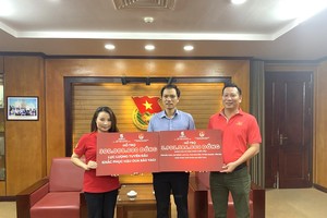 Đại diện SABECO trao bảng hỗ trợ khắc phục hậu quả do bão Yagi cho đại diện Trung ương Đoàn. Ước tính tổng giá trị hỗ trợ hơn 4,2 tỷ đồng dành cho 6 tỉnh.