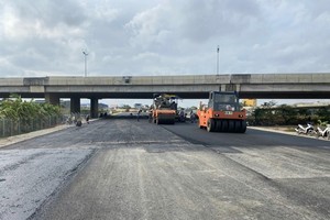 Thi công đoạn cao tốc Bến Lức - Long Thành đoạn qua TP.HCM - Ảnh: Lê Quân.