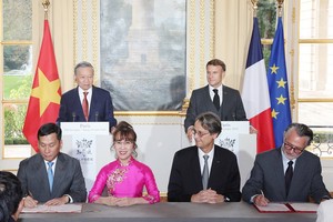 Tiến sỹ Nguyễn Thị Phương Thảo, Chủ tịch HĐQT Vietjet và ông Đinh Việt Phương, Tổng giám đốc Vietjet cùng ông Olivier Andries, Chủ tịch và Tổng Giám đốc Safran và ông Gael Meheust , Chủ tịch và Tổng giám đốc CFM International, ký kết thoả thuận cho hơn 400 động cơ LEAP-1B và dịch vụ động cơ tại Điện Elysée, Paris, trước sự chứng kiến của Tổng Bí thư, Chủ tịch nước Việt Nam Tô Lâm và Tổng thống Pháp Emmanuel Macron.