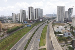 Hạ tầng giao thông là yếu tố then chốt thúc đẩy sự phát triển của các đô thị vệ tinh TP.HCM. Ảnh: Lê Toàn.