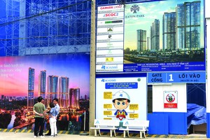 Khách hàng đến tận công trình kiểm tra tiến độ dự án tại TP. Thủ Đức, TP.HCM. Ảnh: Lê Toàn.