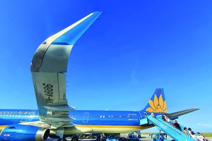 Vé máy bay quá đắt là một trong những nguyên nhân khiến nhiều thủ phủ du lịch vắng khách nội. Ảnh: Dũng Minh.