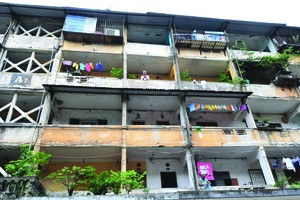 Hà Nội hiện có hàng ngàn chung cư cũ, nhà tập thể cần được cải tạo, xây mới. Ảnh: Dũng Minh.