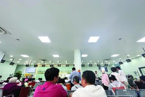 Nhiều người chờ làm việc với văn phòng đăng ký đất đai ngay sau kỳ nghỉ Tết Nguyên đán. Ảnh: Việt Dũng.