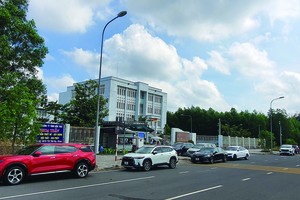 Nhà đầu tư từ khắp nơi đổ về Nhơn Trạch tìm kiếm cơ hội. Ảnh: Lê Toàn.