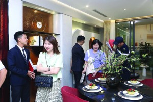 Khách hàng đi tham quan nhà mẫu tại một dự án ở TP.HCM. Ảnh: Lê Toàn.