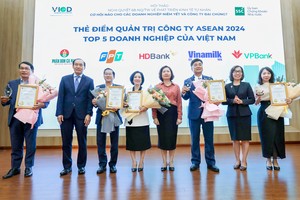 Ông Phạm Quốc Thanh – Phó chủ tịch HĐQT HDBank cùng đại diện các doanh nghiệp lớn nhận Giấy chứng nhận Top 5 Thẻ điểm ACGS từ lãnh đạo Uỷ ban Chứng khoán Nhà nước.