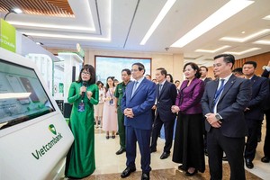 Đại diện Vietcombank, bà Đoàn Hồng Nhung, Giám đốc Khối Bán lẻ giới thiệu với Thủ tướng Chính phủ và các đại biểu tính năng đăng ký chữ ký số trên app VCB Digibank.