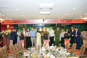 Bà Phùng Nguyễn Hải Yến, Phó tổng giám đốc Vietcombank (thứ ba từ trái sang) tham gia Lễ công bố triển khai thí điểm “Cổng ký số từ xa tập trung trên VNeID”.