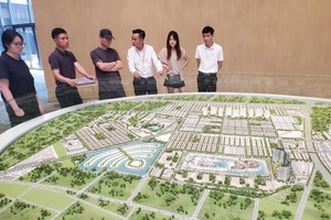 Người làm môi giới chính là “cầu nối” giữa chủ đầu tư, sản phẩm bất động sản và người tiêu dùng. Ảnh: Dũng Minh.