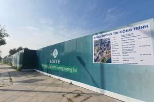 Dự án Eco Smart City đang được quây kín. Ảnh: Lê Toàn.