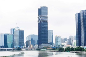 Tòa nhà Marina Center đang trong quá trình “sang tên, đổi chủ”. Ảnh: Lê Toàn.