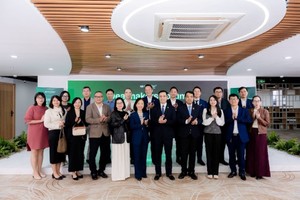 Khách mời và đại diện UPSC chụp hình lưu niệm tại sự kiện Dealmakers Forum 2025.
