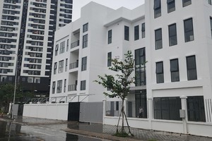 Công trình trường học mới tinh nằm ngay cổng dự án, nhưng chưa được đưa vào sử dụng. Ảnh: Dũng Minh.