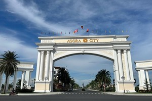 Khu vực cổng chào dự án Agora City thưa thớt phương tiện qua lại.