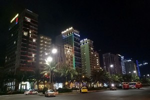 Dãy khách sạn ven biển đường Võ Nguyên Giáp Đà Nẵng về đêm.