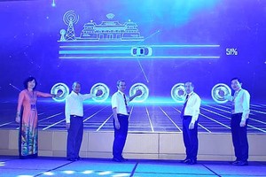 Đại diện Bộ TT&TT cùng Lãnh đạo tỉnh Thừa Thiên Huế thực hiện nghi thức công bố dịch vụ Trung tâm Giám sát điều hành Đô thị thông minh.