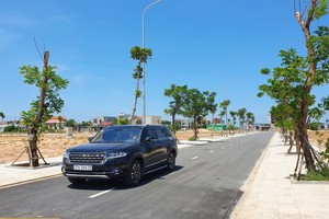 Dự án Golden Lake tại khu vực trung tâm Bắc Đồng Hới hiện nay đã hoàn thành hạ tầng, có sổ đỏ từng lô đang được giới đầu tư hết sức quan tâm.