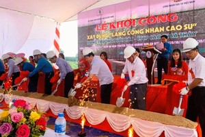 Các đại biểu tham dự thực hiện động thổ khởi công xây dựng Làng công nhân cao su.